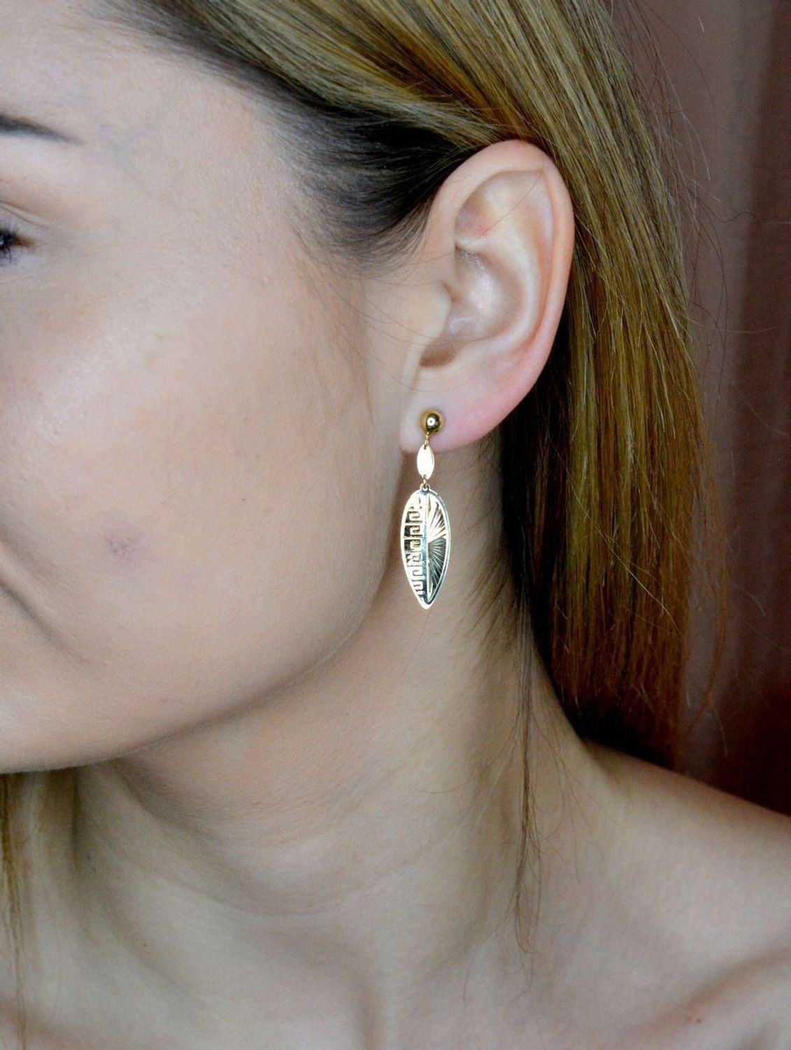 Złote kolczyki 585 wiszące listki KL 11657 585.  Złote kolczyki wykonane z najwyższej jakości żółtego złota, próba 585, waga około 2,28 gram. Kolczyki w minimalistycznym stylu, wpisujące się w obecne trendy modowe..jpg